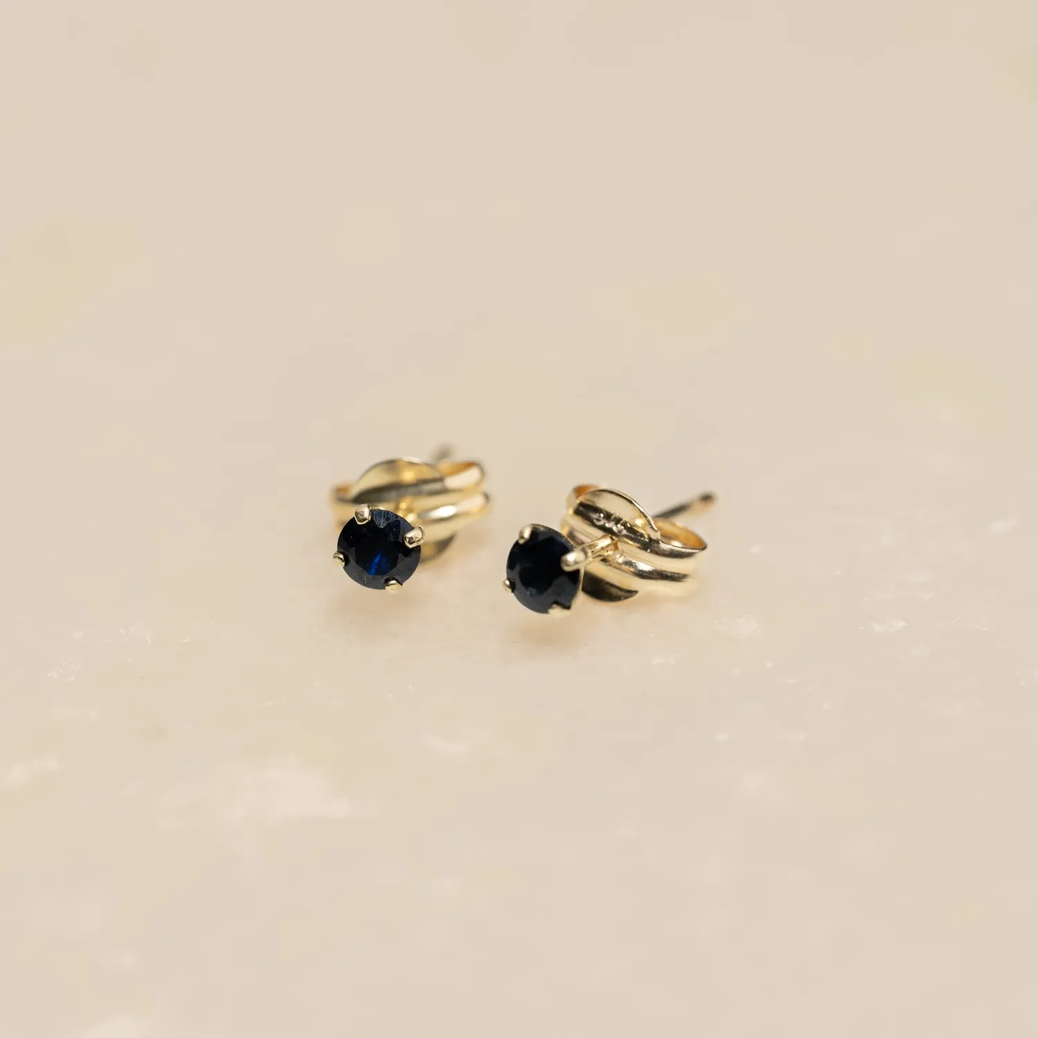 Sisi Copenhagen Soley Sapphire ørestikker guld 3 mm blå