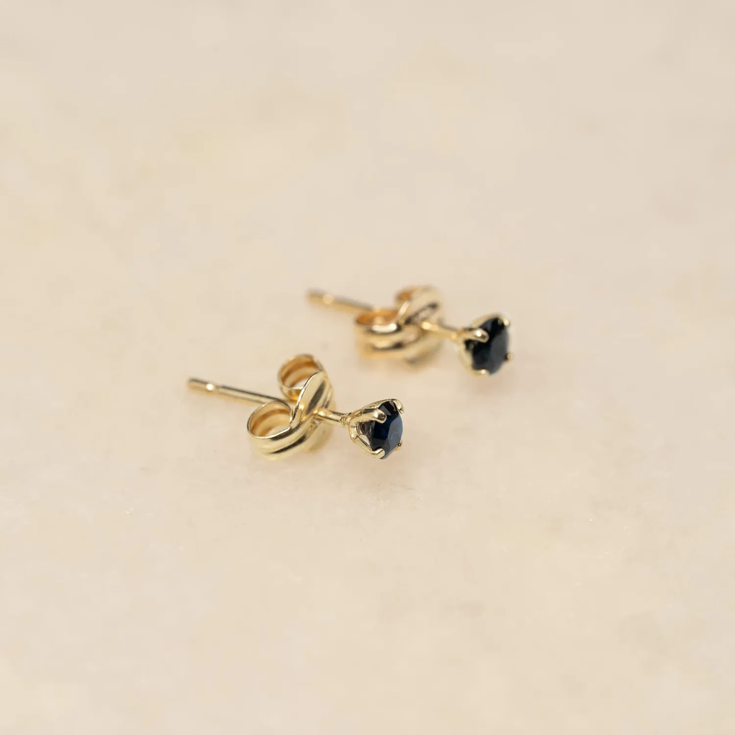 Sisi Copenhagen Soley Sapphire ørestikker guld 3 mm blå