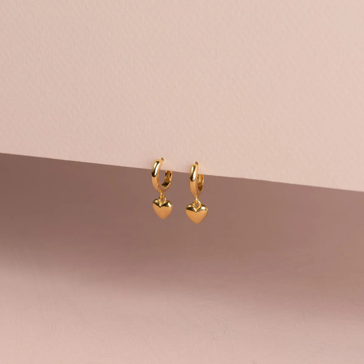 Sisi Copenhagen Valentina huggie øreringe hjerte guld