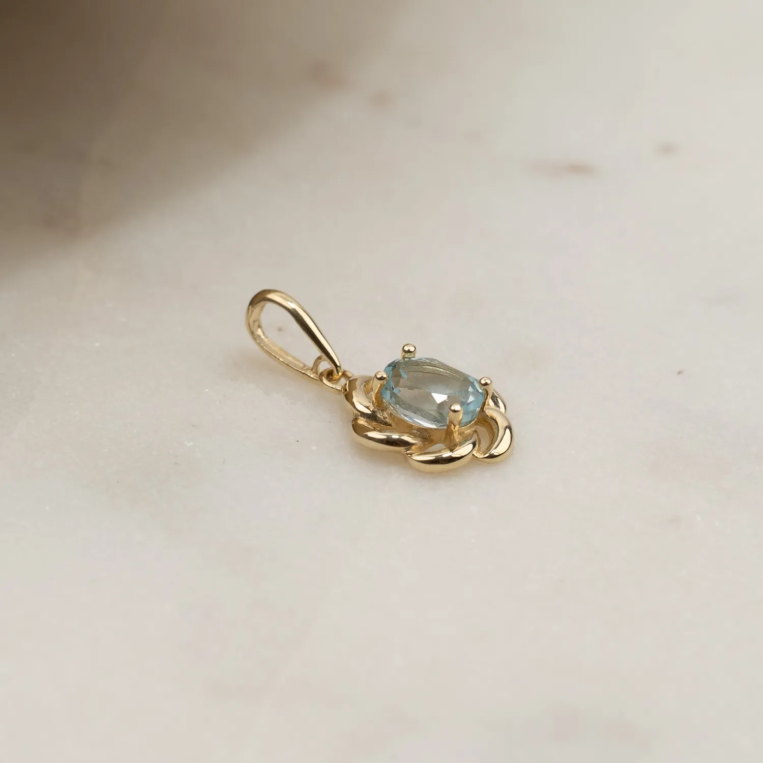 Sisi Copenhagen Cille Blue Topaz vedhæng massivt guld blå topas