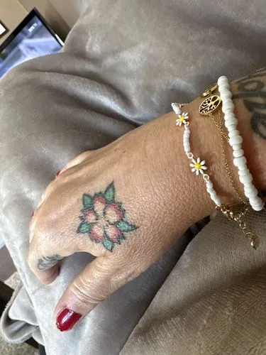 TIMI OF SWEDEN Astrid Daisy emaljearmbånd guld 17 cm