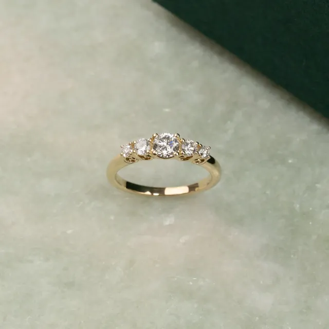 Sisi Copenhagen Five-Stone Trellis diamantring guld 0,7 ct