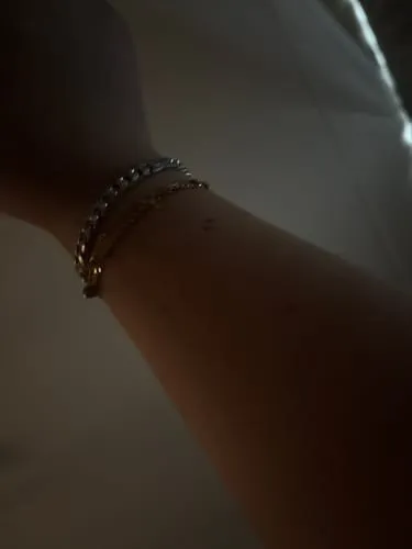 TIMI OF SWEDEN Edeline armbånd charms guld 16 cm