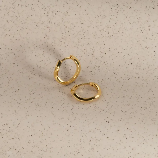 Sisi Copenhagen Gaia huggie øreringe forgyldt 15 mm