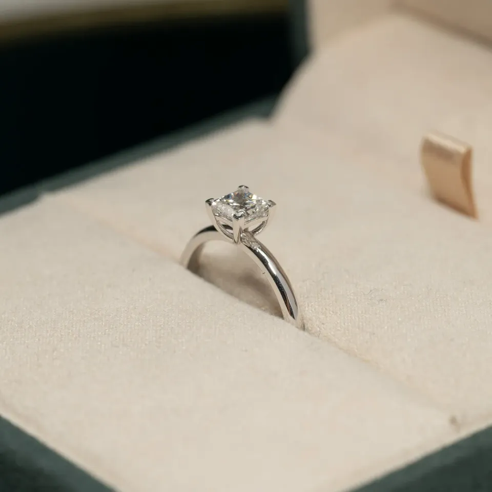 Sisi Copenhagen Solitaire Princess diamantring 0,75 ct hvidguld