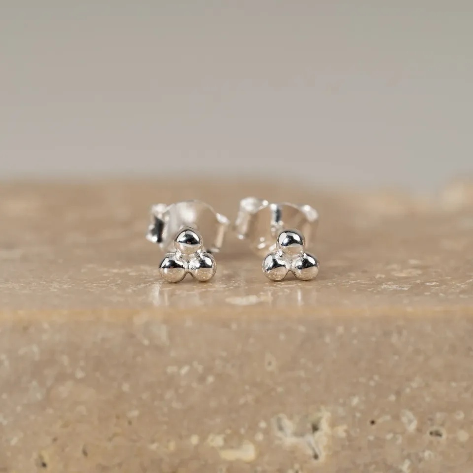 Sisi Copenhagen Tria Dot ørestikker sølv trekant 4 mm