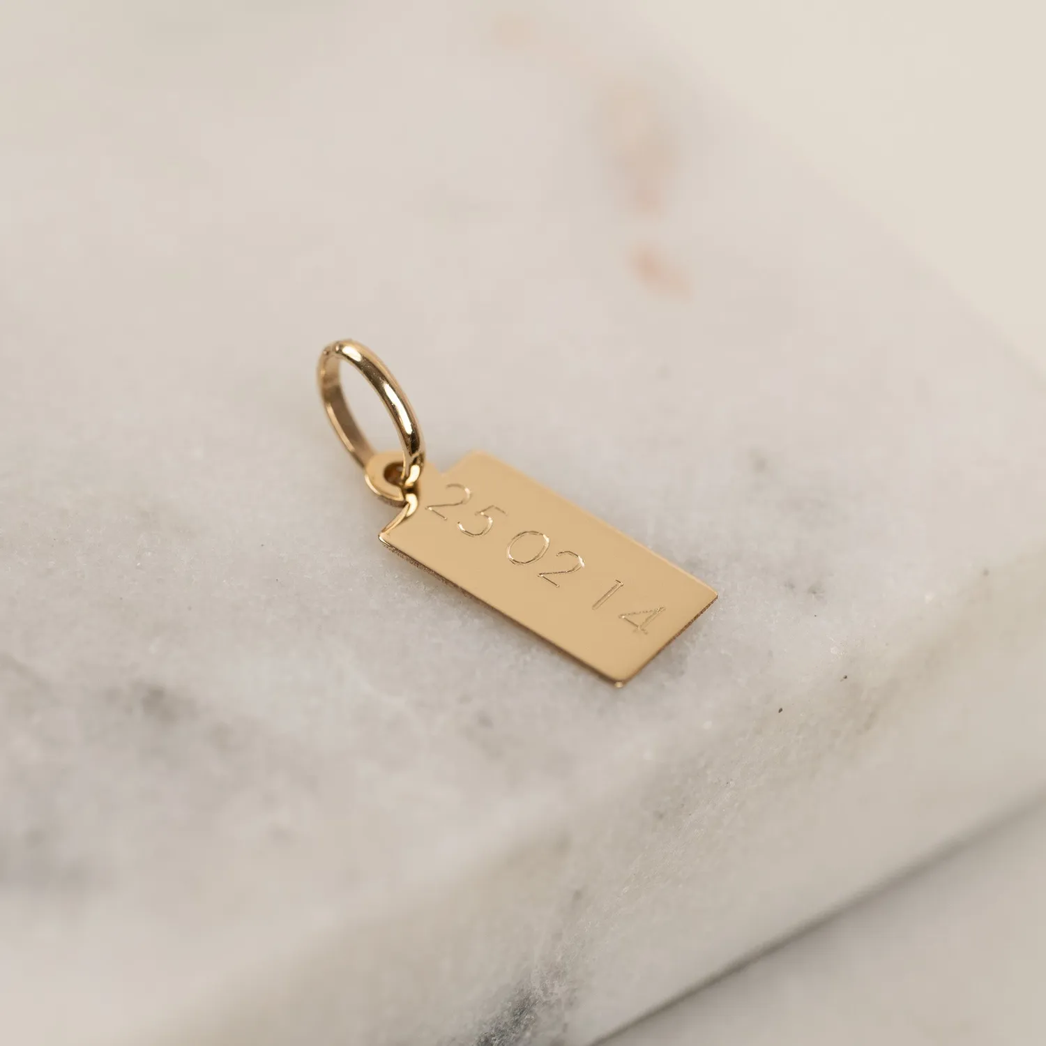 Sisi Copenhagen Engravable rektangulært guldvedhæng 9 kt