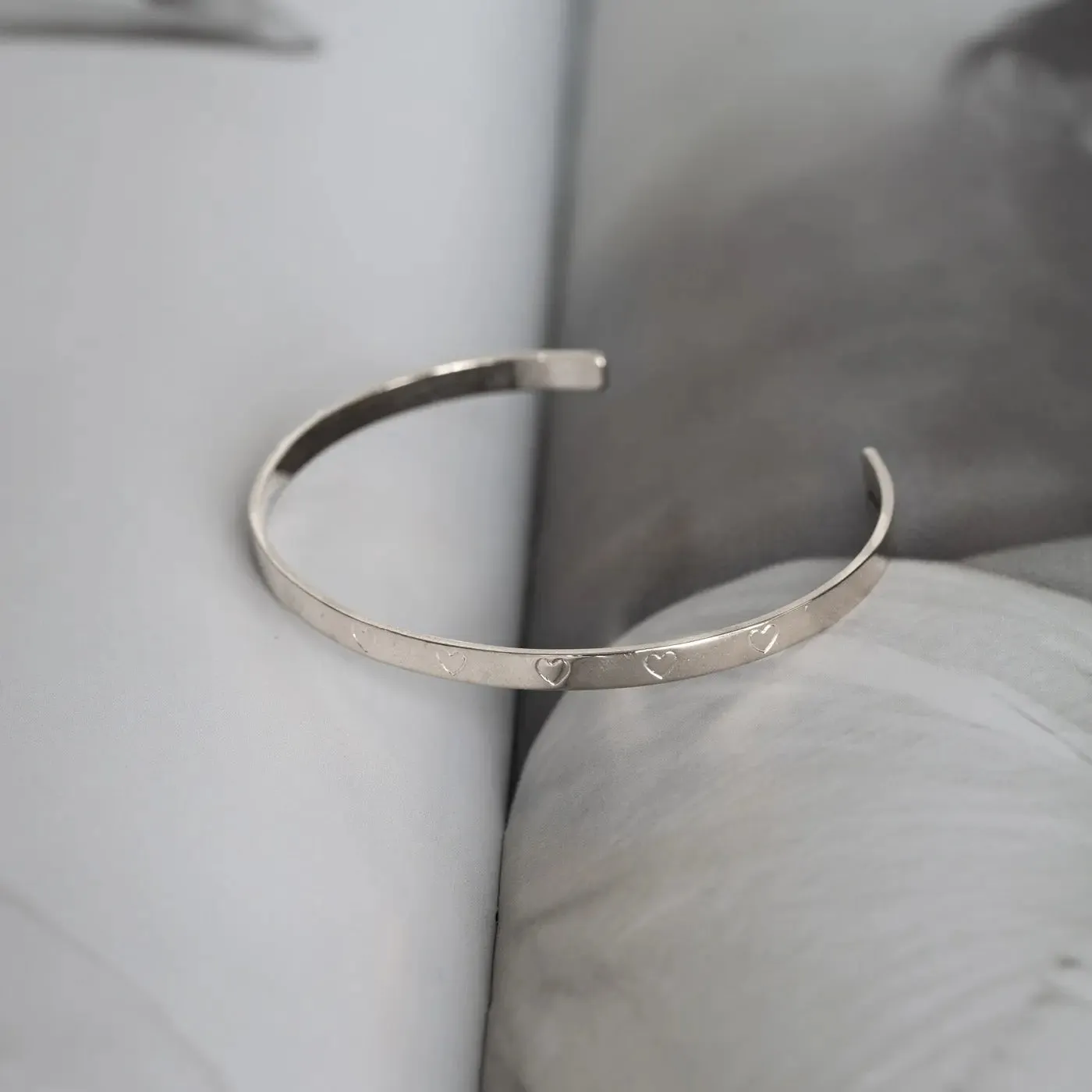 TIMI OF SWEDEN Hjertekontur armring guld justerbar