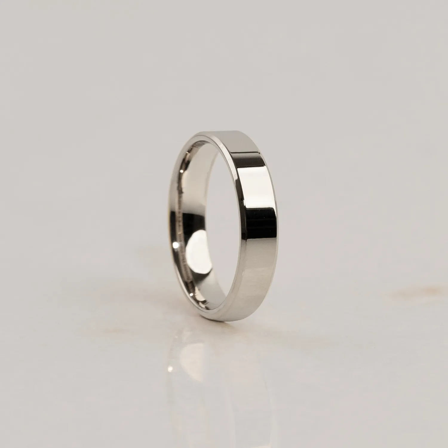 Sisi Beveled Flat Comfort vielsesring hvidguld 2,5 mm