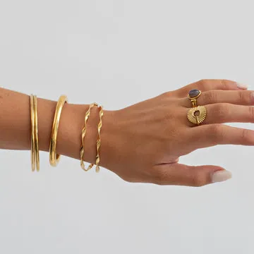 TIMI OF SWEDEN Juniper Wavy Twisted armbånd forgyldt vandfast