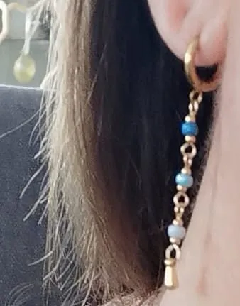 TIMI OF SWEDEN Alia hoop øreringe blå perle forgyldt