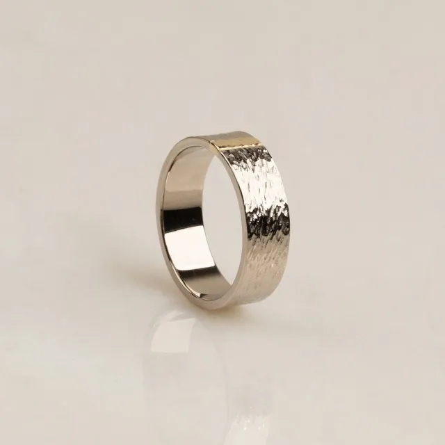 Sisi Copenhagen Hammered Flat vielsesring hvidguld 14 kt 7 mm