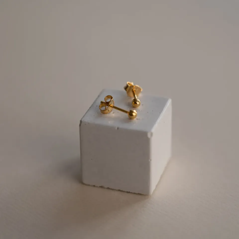Sisi Copenhagen Dot Golden ørestikkere forgyldt par 2,5mm