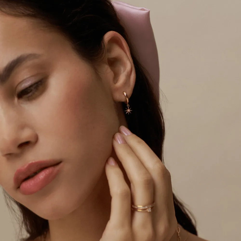 Orelia April Birthstone Huggie Hoop øreringe guld krystal