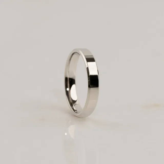 Sisi Beveled Flat Comfort vielsesring hvidguld 2,5 mm