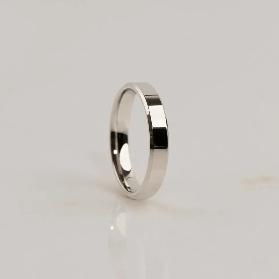 Sisi Beveled Flat Comfort vielsesring hvidguld 2,5 mm