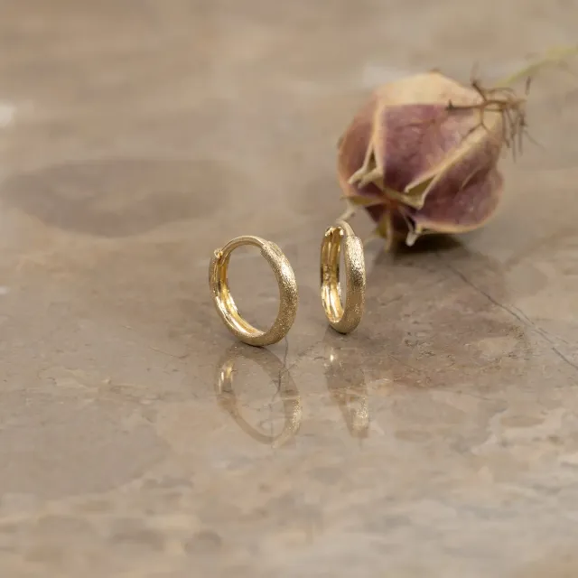 Sisi Copenhagen Thea huggie creoler i 9 karat guld par