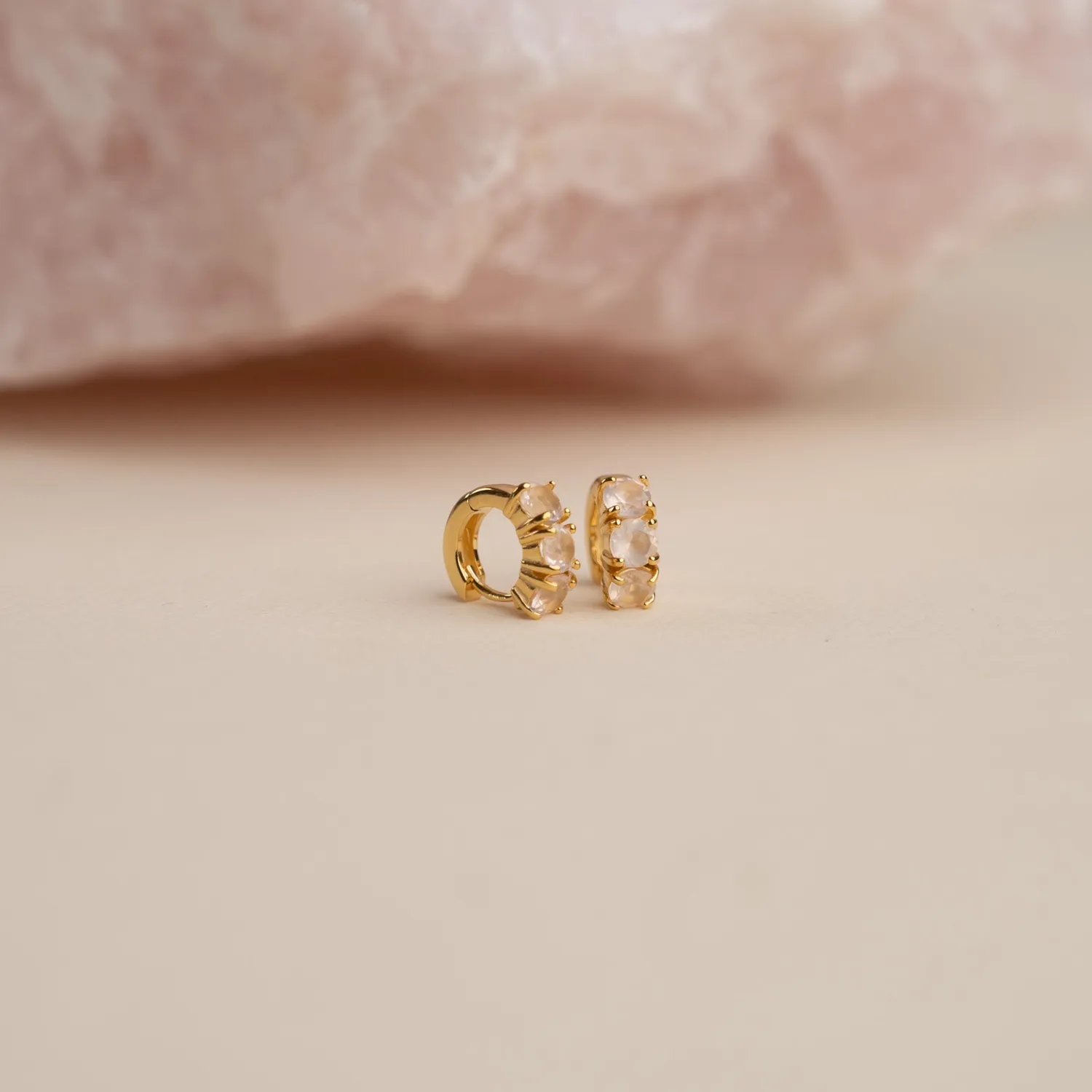 Sisi Copenhagen Gemma Rose Quartz huggies forgyldt 10,5 mm