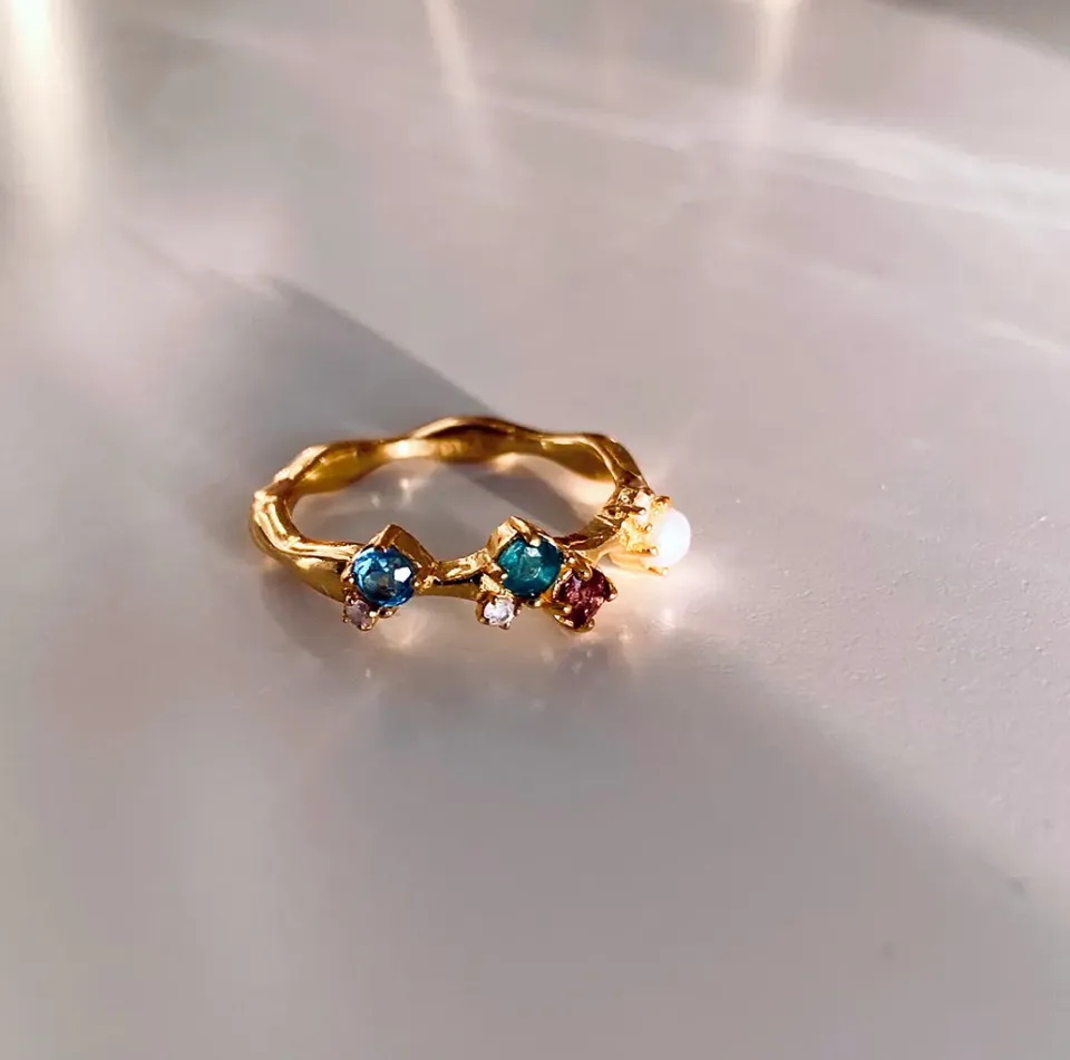 Bykjaergaard Glow ring forgyldt sølv med sten
