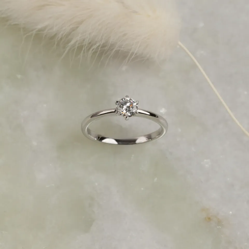 Sisi Classic Solitaire 6-Prong diamantring 0,5 ct hvidguld