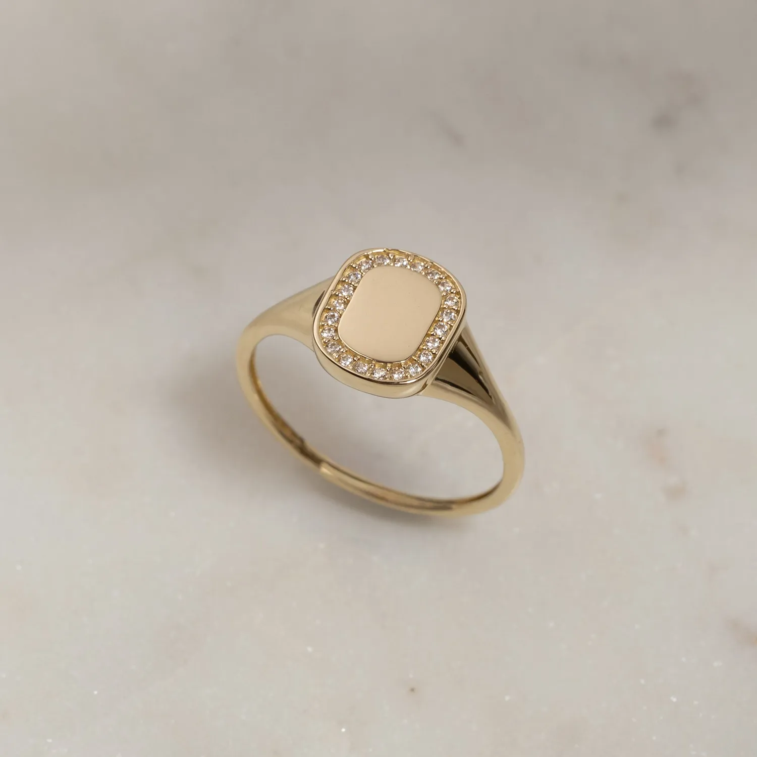 Sisi Copenhagen Frida signetring guld 9 kt zirkonia graverbar