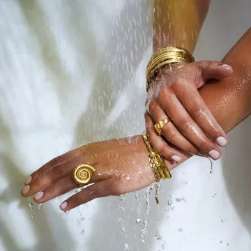 TIMI OF SWEDEN Ebba Seashell ring justerbar guld vandtæt
