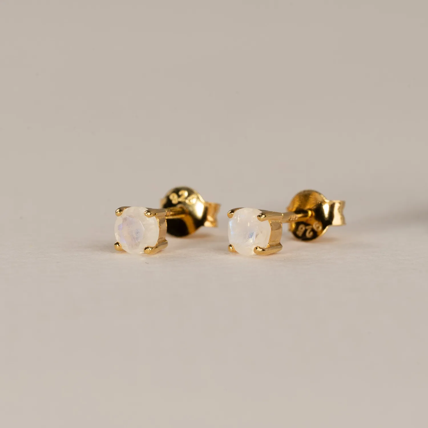 Sisi Copenhagen Gemma Moonstone Golden ørestikker månesten