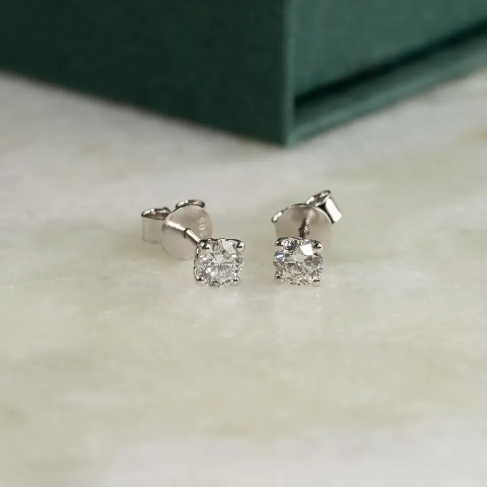 Sisi Copenhagen Classic Solitaire Lab-Diamond 0.8ct ørestikker hvidguld