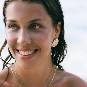 TIMI OF SWEDEN Ebba shell ørestikker guld rustfrit stål
