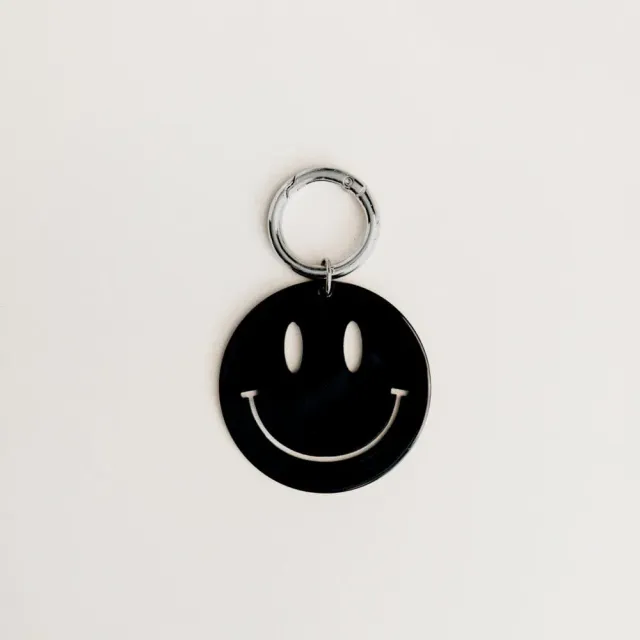 Orelia Happy Face taskevedhæng sort smiley