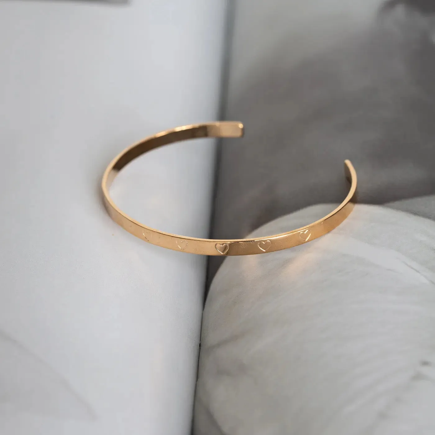TIMI OF SWEDEN Hjertekontur armring guld justerbar