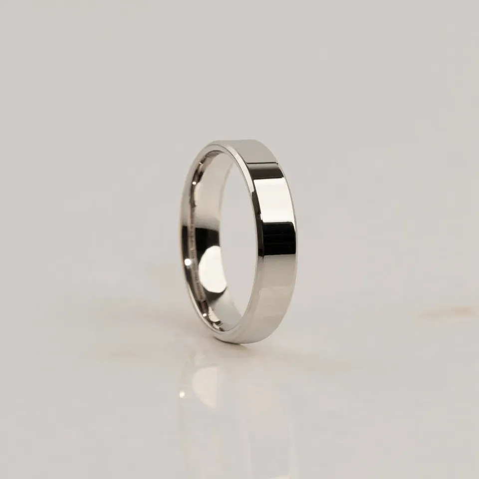 Sisi Beveled Flat Comfort vielsesring hvidguld 5 mm