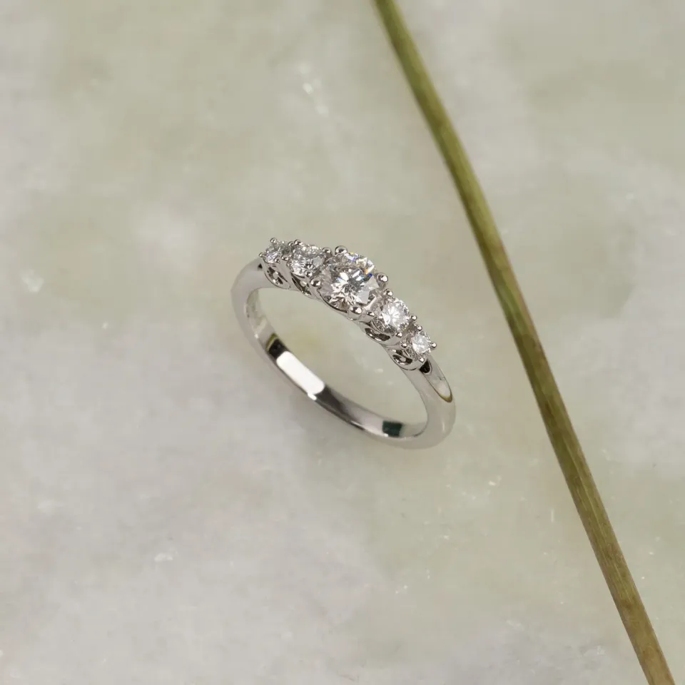 Sisi Copenhagen Five-Stone Trellis ring hvidguld 0,7 ct