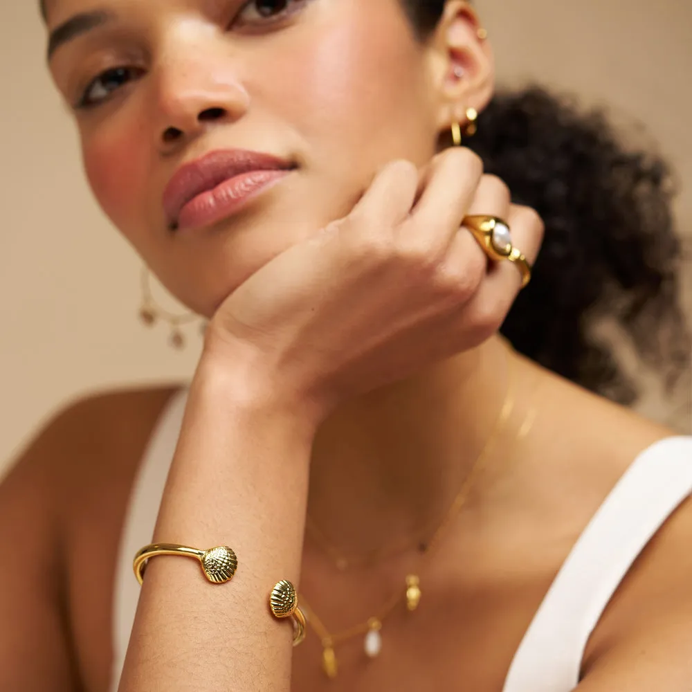 Orelia Shell Open Hinged armbånd guld bangle
