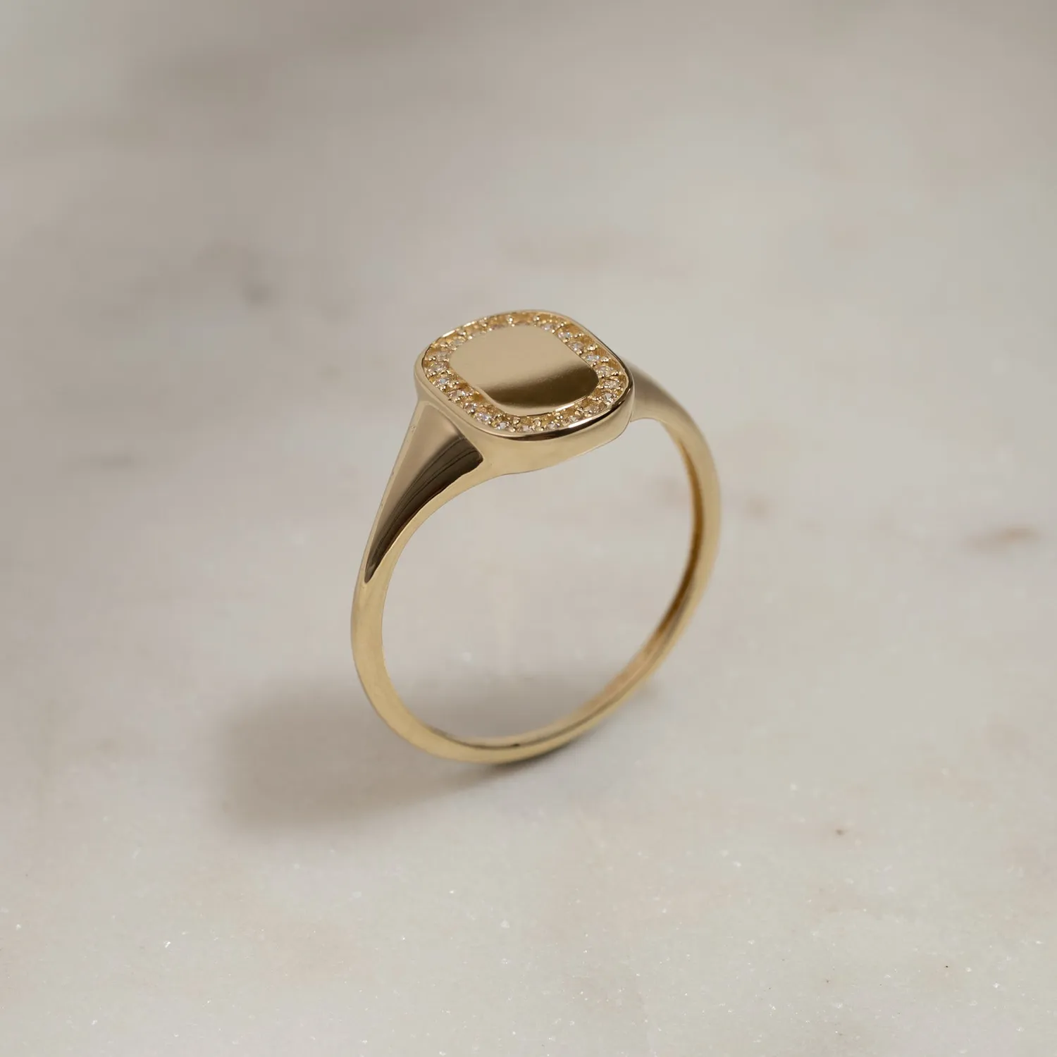 Sisi Copenhagen Frida signetring guld 9 kt zirkonia graverbar