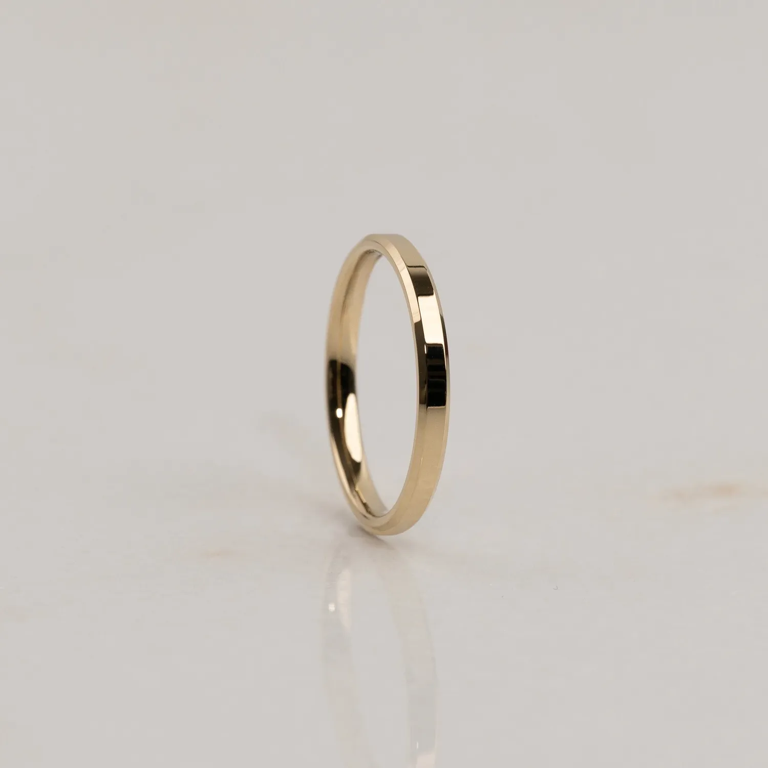 Sisi Copenhagen Beveled Flat Comfort vielsesring guld 2mm
