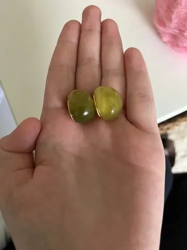 TIMI OF SWEDEN Carin Green Resin ørestikker guld grøn