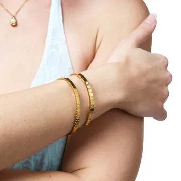 TIMI OF SWEDEN Meja Textured bangle armbånd stål