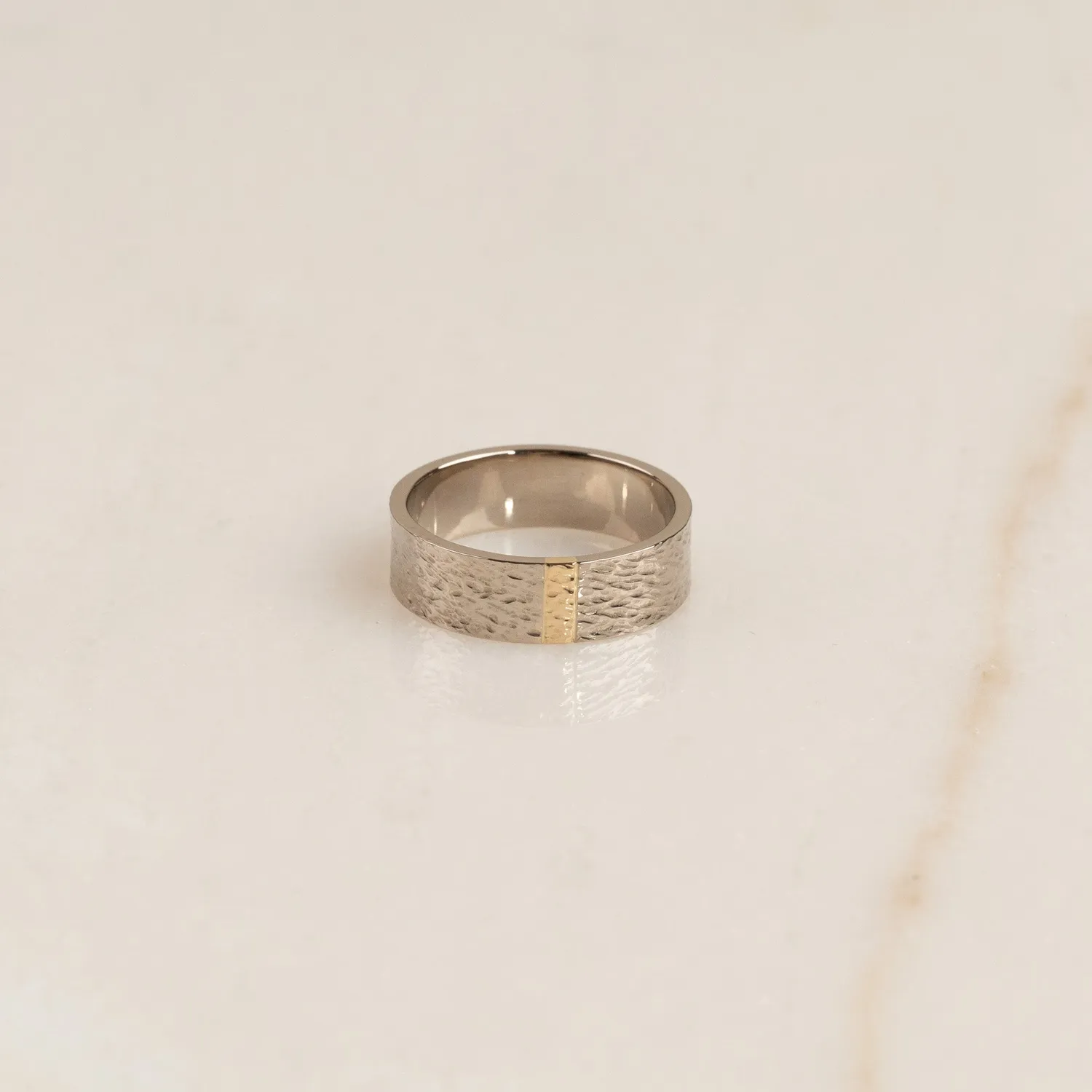 Sisi Copenhagen Hammered Flat vielsesring hvidguld 14 kt 7 mm