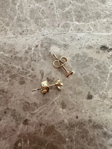 TIMI OF SWEDEN Liza Mini Butterfly ørestikker guld 6mm