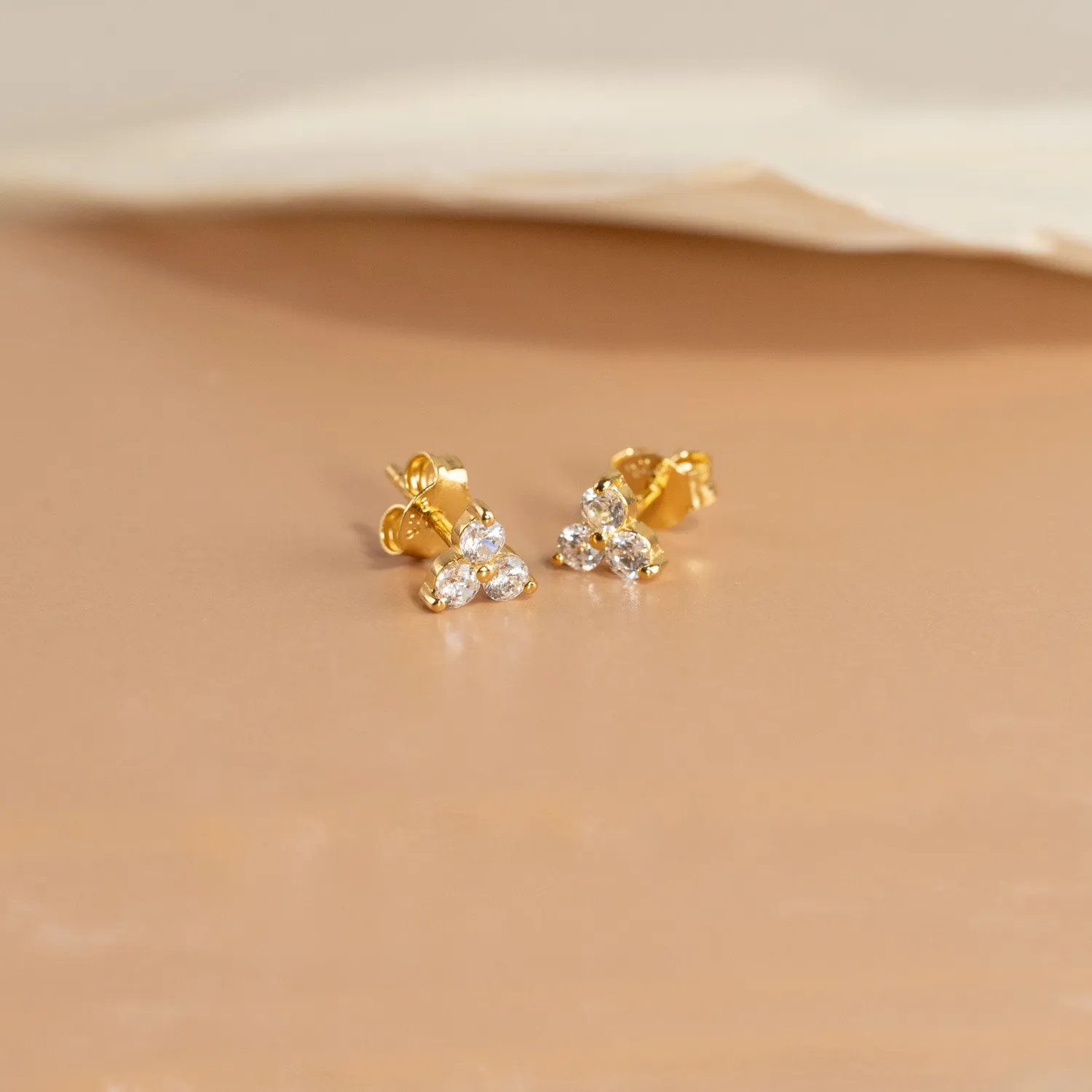 Sisi Copenhagen Tria Crystal Golden ørestikker forgyldt 6 mm