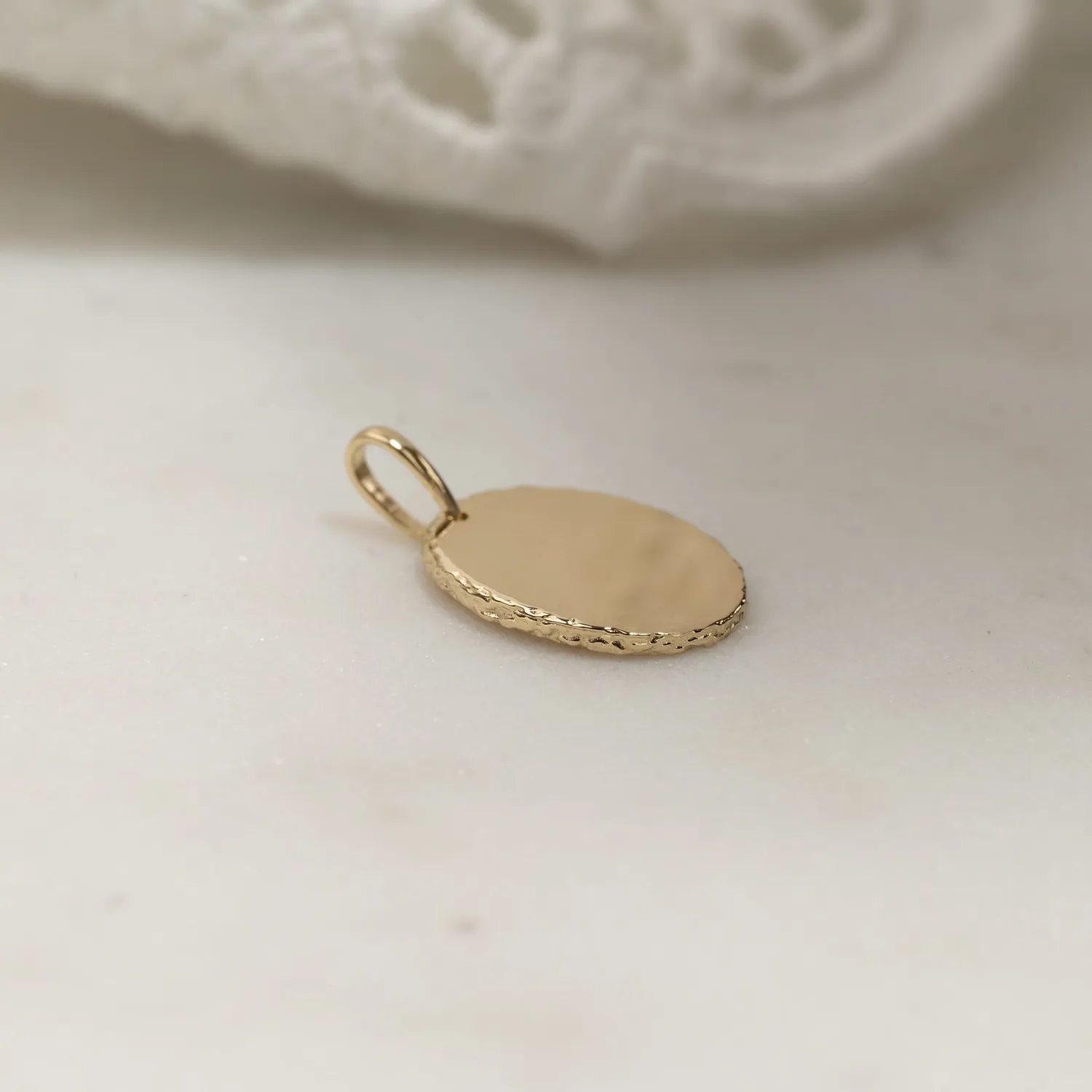 Sisi Copenhagen Oval graverbart guldvedhæng 9 kt 13,5 mm