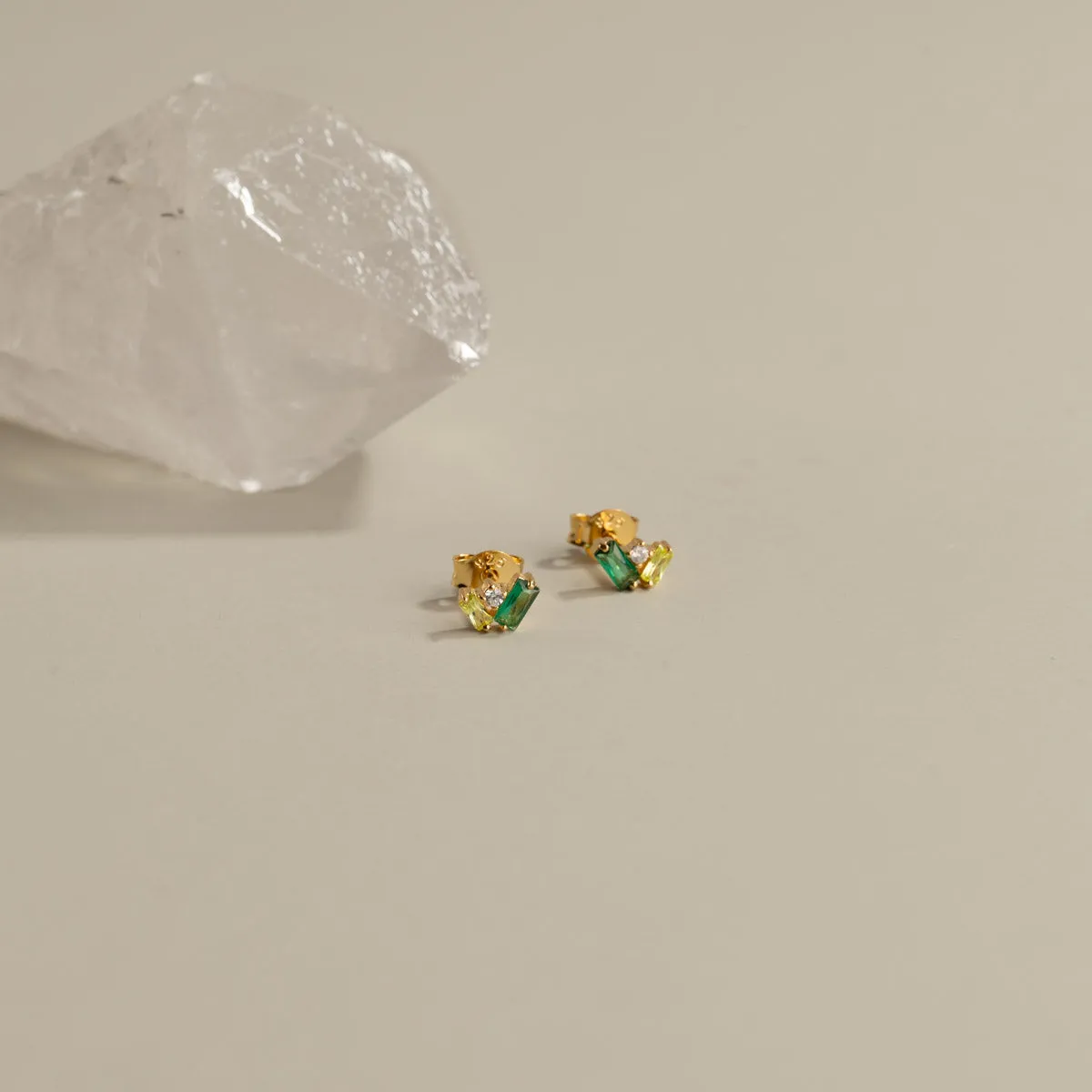 Sisi Copenhagen Esmeralda Green Golden Stud øreringe par grøn zirkon