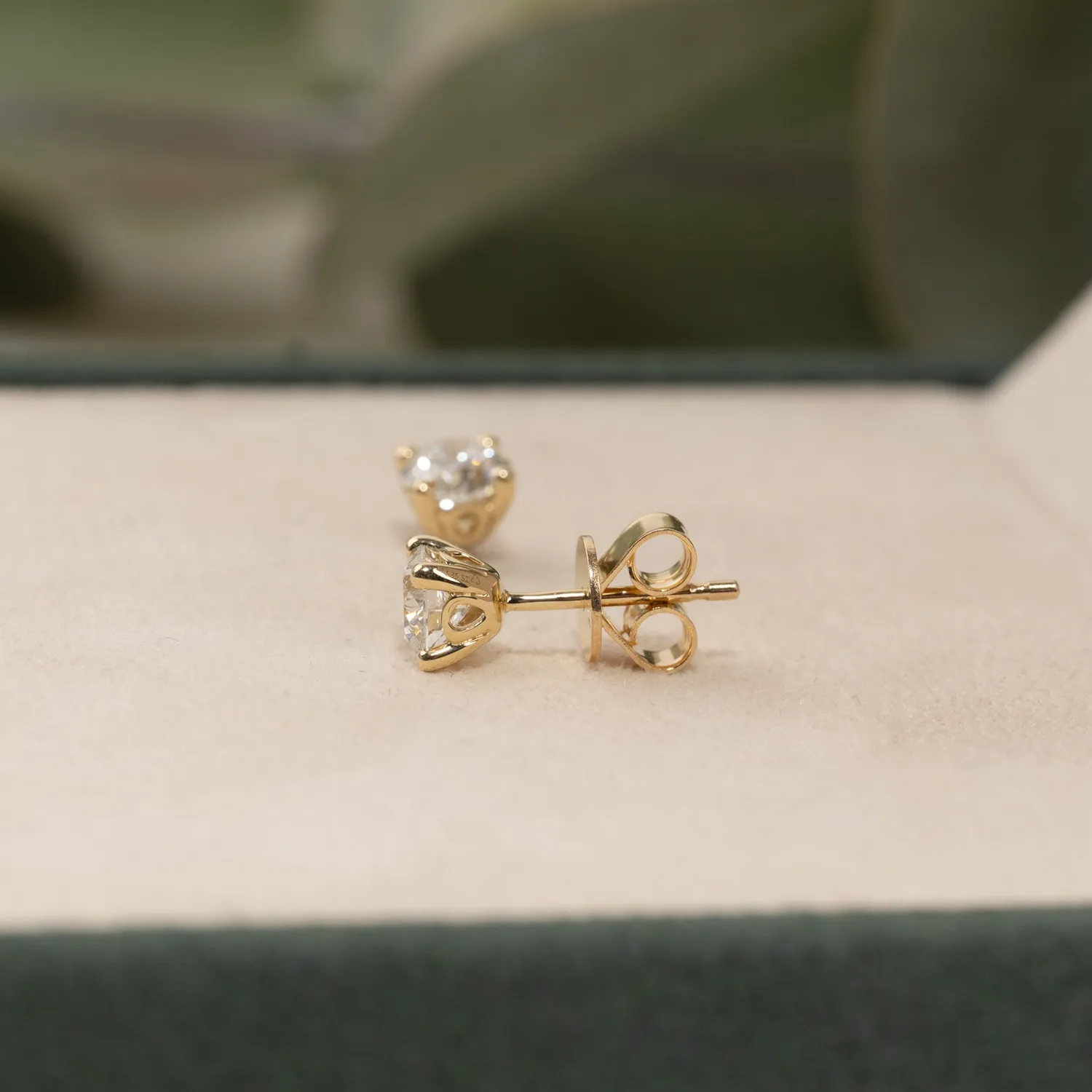 Sisi Copenhagen Classic Solitaire ørestikker guld 1,0 ct