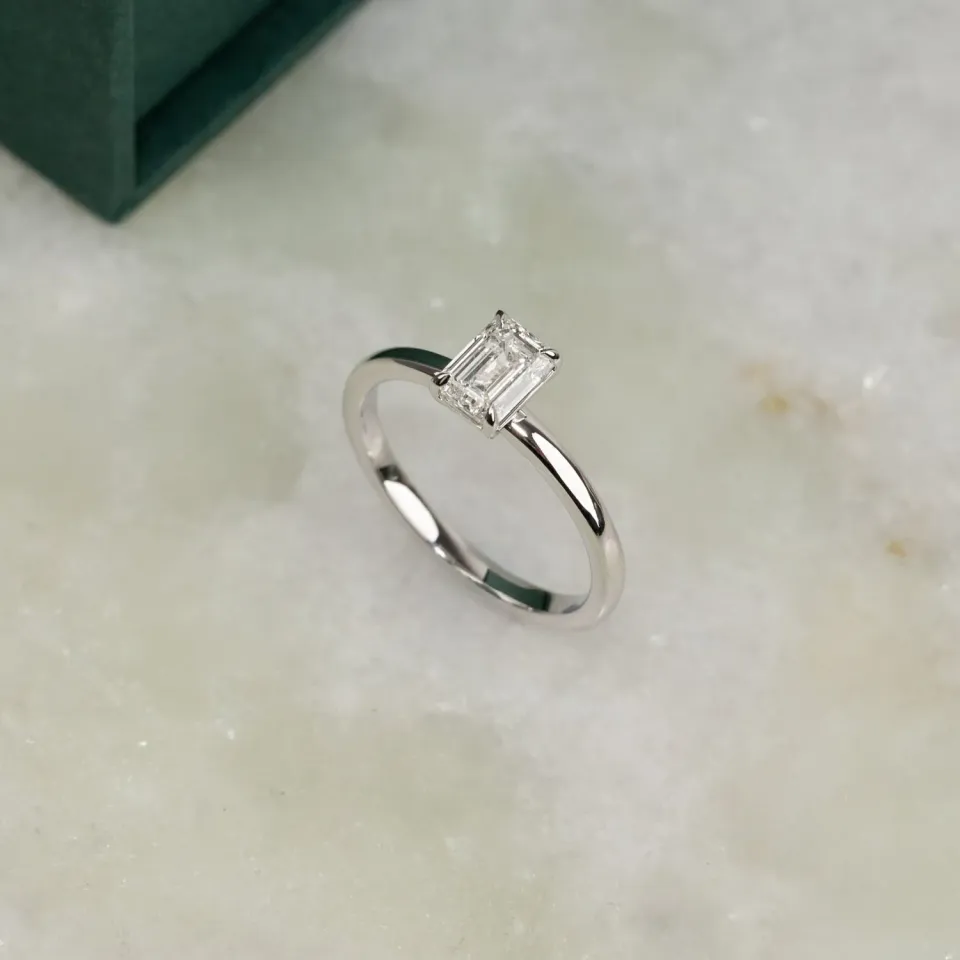 Sisi Copenhagen Solitaire Emerald-Cut diamantring hvidguld