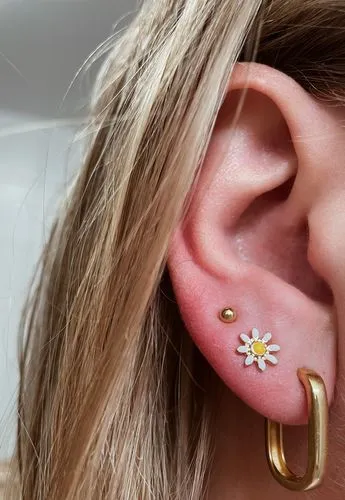 TIMI OF SWEDEN Doris daisy ørestikker guld 6 mm