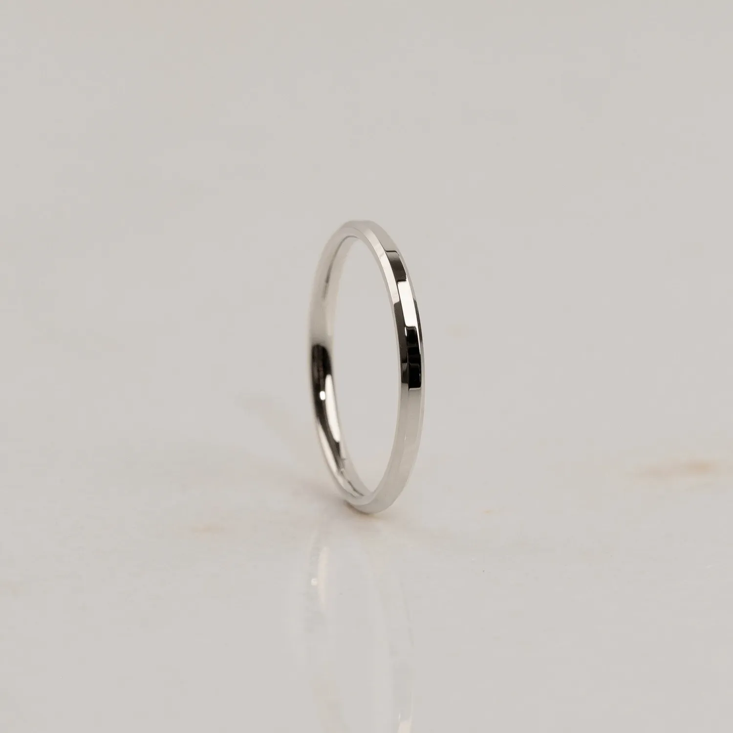 Sisi Beveled Flat Comfort vielsesring hvidguld 2,5 mm