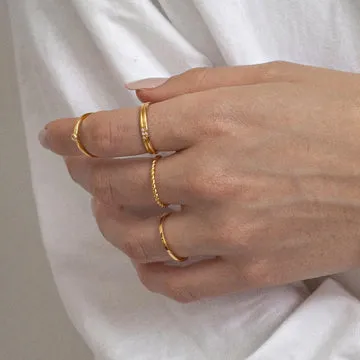 TIMI OF SWEDEN Evi ring krystal guld str. 17 stål