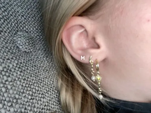 TIMI OF SWEDEN Krystal bogstav ørestikker guld A