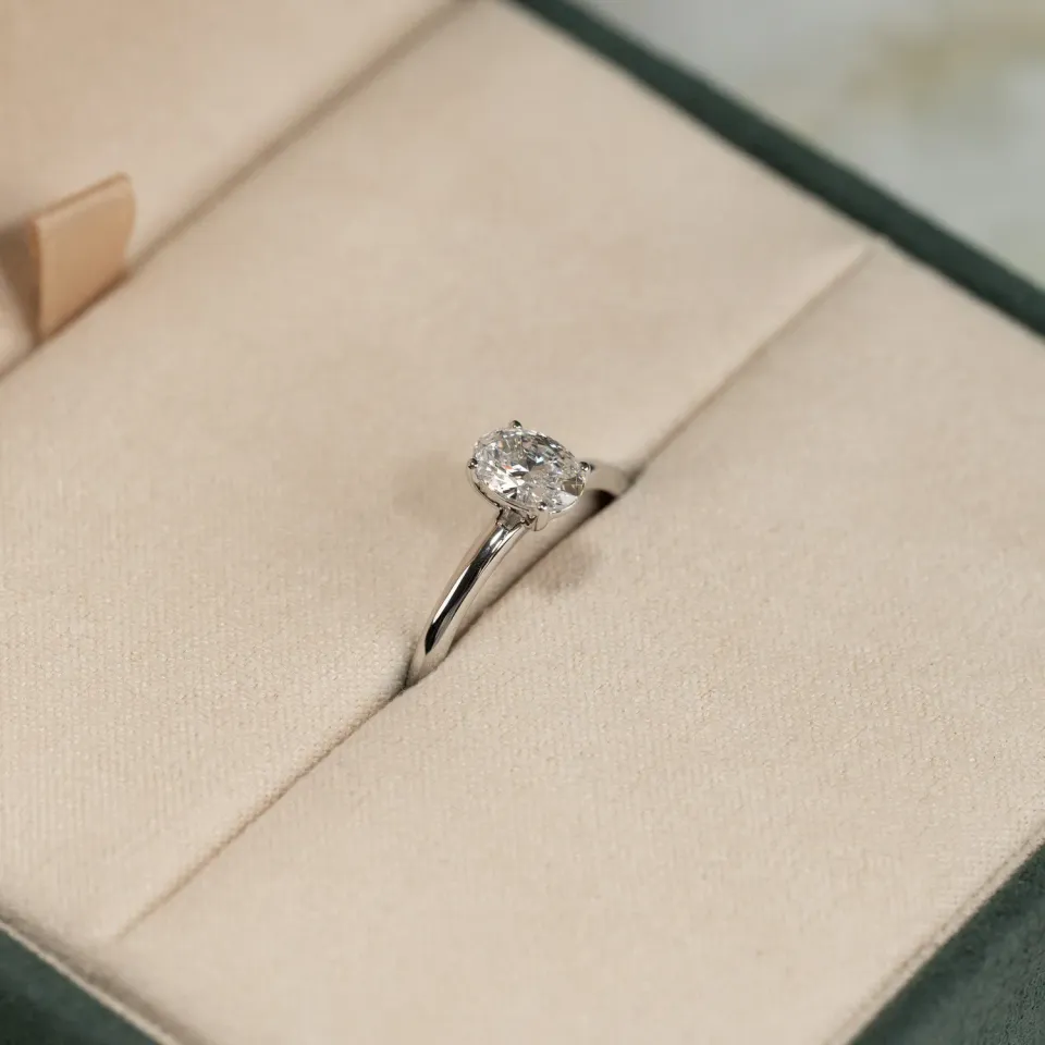 Sisi Copenhagen Solitaire oval diamantring 0,75 ct hvidguld